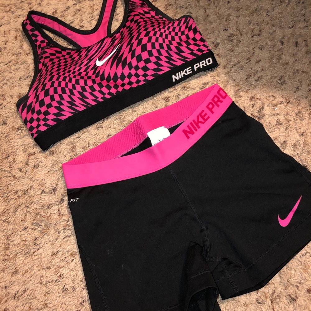Pink and black Nike workout set like new